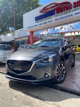 Mazda demio gris 2018