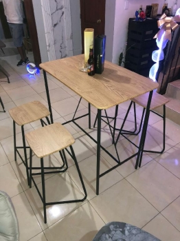 Mesa y sillas estilo bar