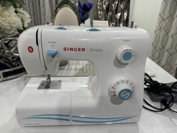 Maquina de coser singer simple como nueva