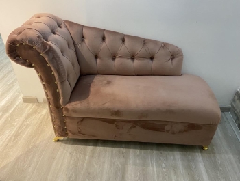 Mueble de terciopelo tipo cleopatra color rosa viejo con patas doradas