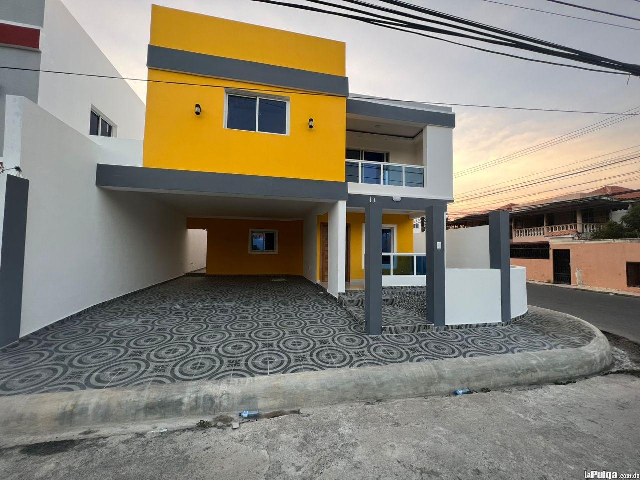 Casa de dos niveles con terraza destechada en la Aut. San Isidro. SDE. Foto 7147280-1.jpg