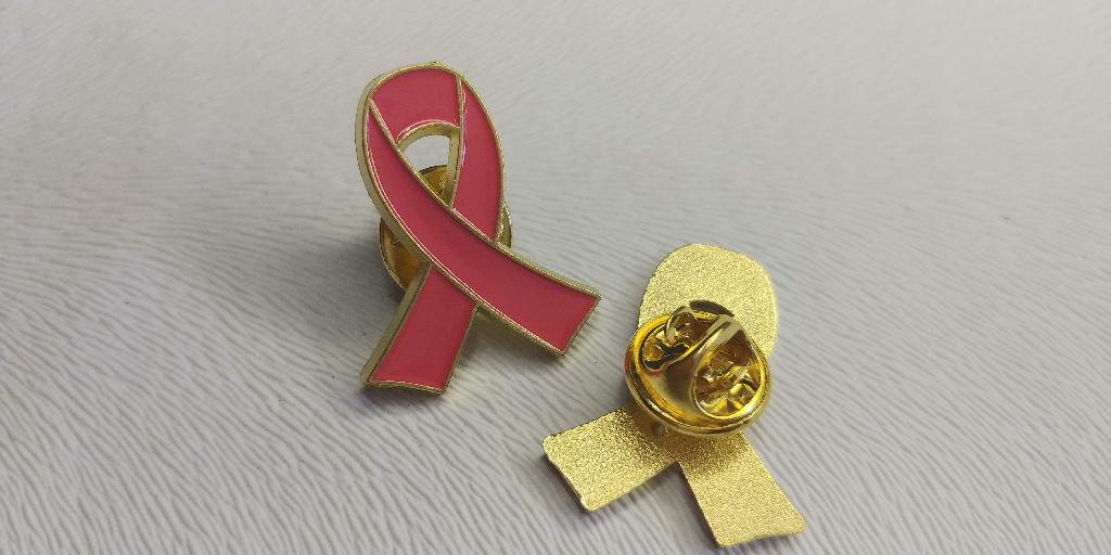 Pin lazo roza contra el cancer  Foto 7163295-1.jpg