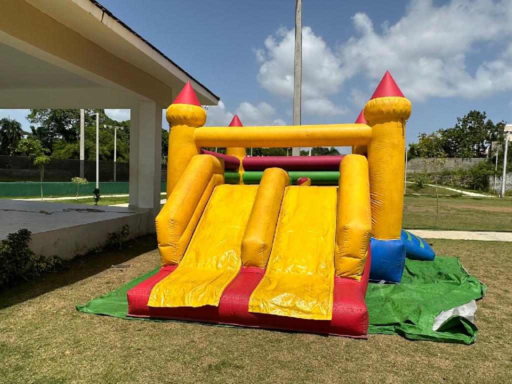 Juego Inflable alquiler Foto 7206507-3.jpg