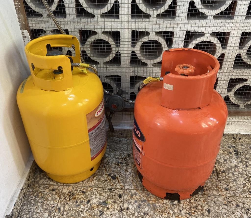 Calentador de agua con gas GLP de 25 litros usado. Incluye dos tanques Foto 7216064-r1.jpg