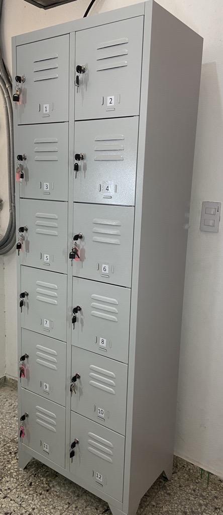 Lockers de metal de 12 espacios con llave y seguridad usado-como nuevo Foto 7218244-1.jpg