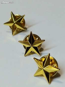 Pin de estrella dorada en metal