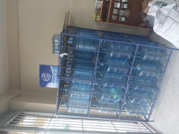 Exhibidor de agua planeta azul con botellones