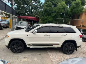 Jeep grand cherokee laredo 2011