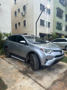 Toyota RAV4 LE 2018 en optimas condiciones