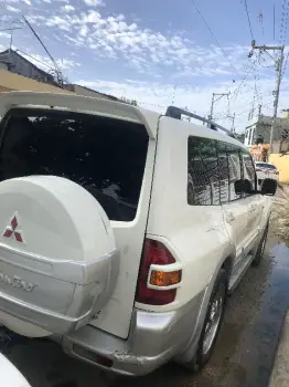 Mitsubishi montero cara gato