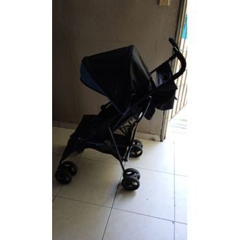 Vendo cochecito para niños azul/negro en 3600 pesos