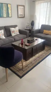 Juego de sala sofa de tres puestos y otro de dos se vende con las mesa