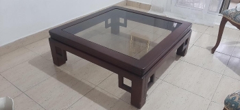 Mesa de caoba con tope de vidrio