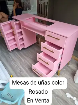 Mesas de uñas en ventas con tope en cristal y exibidores de esmaltes.