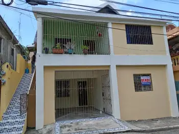 Vendo dos casas una encima de la otra. santo domingo este.