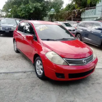 Nissan versa hatchback 2012