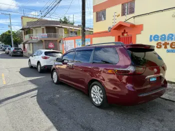 Toyota sienna limited panoramica 2011