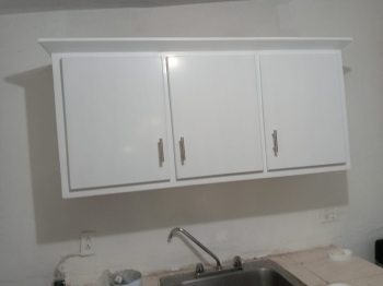 Gabinete blanco pequeño de cocina