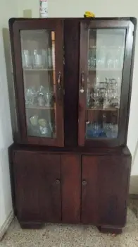 Vitrina caoba de la época de trujillo