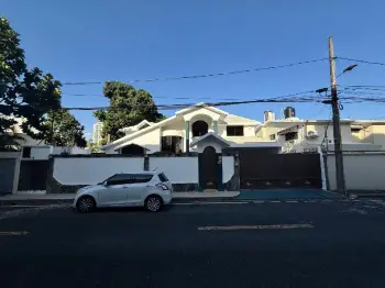 Se alquila casa amplia en bella vista