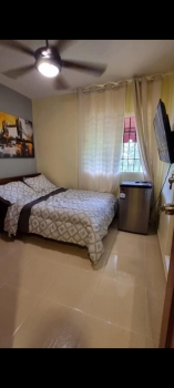 Cama queen y colchón nuevos. nunca han sido utilizados.