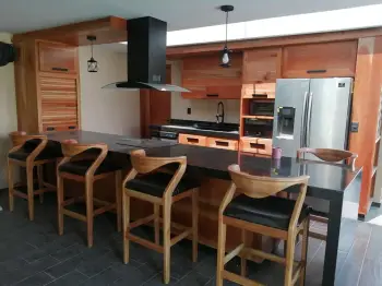 Cocina en caoba color natural