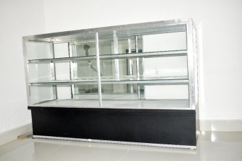 Vitrina de vidrio y aluminio con base negra – ideal para negocios exhi
