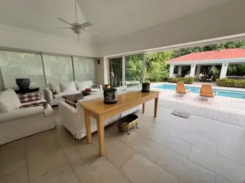Villa clásica  muy amplia y excelentes condiciones de 1 nivel con vist