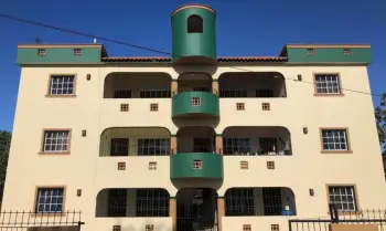 Venta de edificio de 6 apartamentos cerca de la playa caleta en la rom