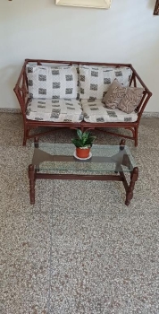 Mueble mimbre y mesa caoba