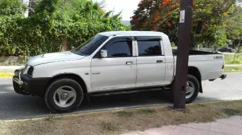 Camioneta doble cabina 4x4 dissel mitsubishi l200 año 2003