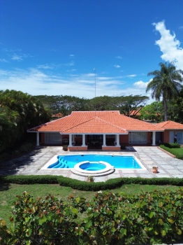 Villa de oportunidad en  venta en guavaberry golf and country club.