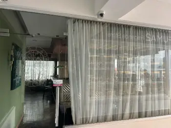 Alquiler de local comercial en plaza moderna en los prados