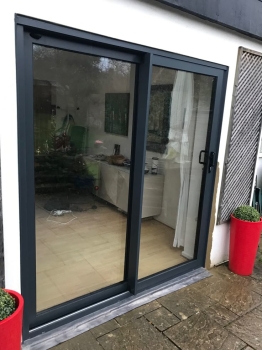 Puerta corrediza de aluminio y vidrio