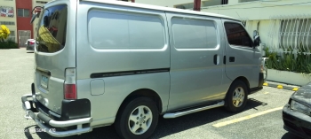 Servicios de transporte e instalaciones de post publicitarios y promoc