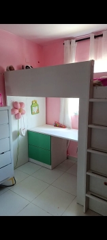 Cama alta blanca para niñ@s y adolescentes con escritorio.
