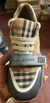 Tenis burberry size 6 de mujer como nuevo.