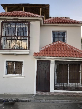 Venta de inmueble familiar con dos viviendas independientes