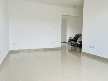 Amplio apartamento en primer piso con patio y balcón