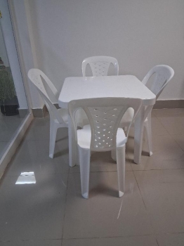 Mesa plastica y 4 sillas
