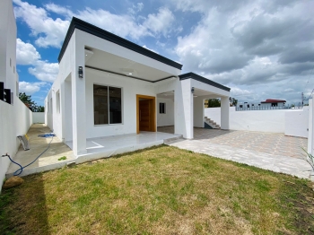 Casa con 3 habitaciones y patio de venta en los llanos de gurabo!