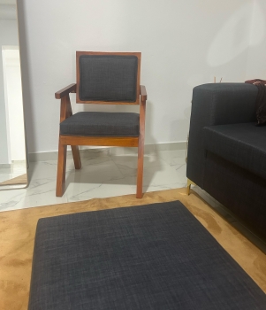 Sofá nuevo a estrenar color azul marino con 2 sillones y mesa pequeña.