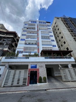 Penthouse en venta de 3 niveles en urbanización real