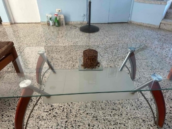 Mesa con tope de cristal