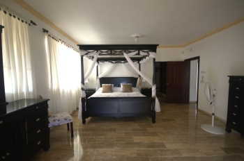En venta villa amueblada en guavaberry golf