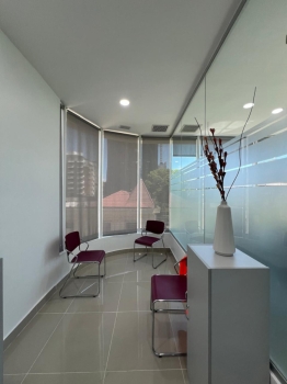 Local de oficina amueblado en alquiler – torre empresarial las maripos