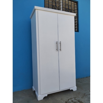Closet pequeño en madera