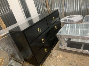Mueble para guarda ropa con gavetas negro con dorado