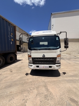 Camión furgón sinotruk howo listo para trabajar.
