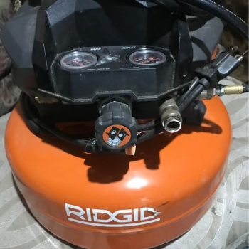 Compresor de aire portátil de la marca ridgid 6 galones 150 psi